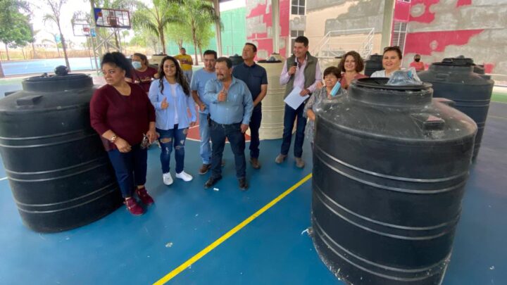Familias de Pueblo Nuevo reciben apoyos con tinacos de más de mil litros