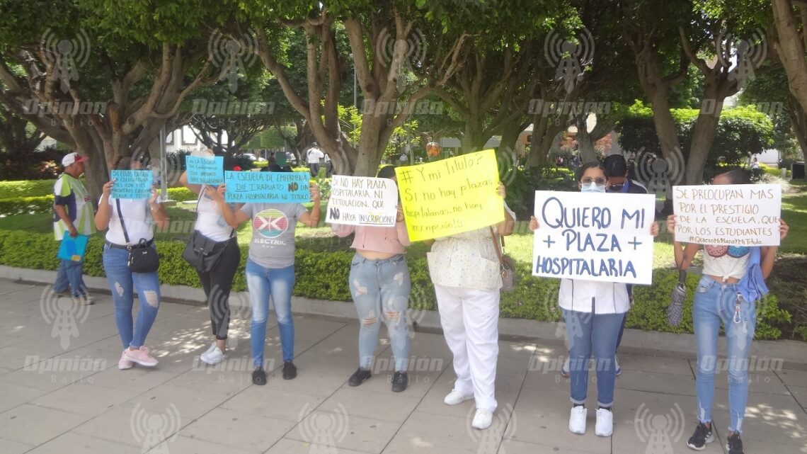 Protestan estudiantes de enfermería de DIF Irapuato por falta de entrega de título