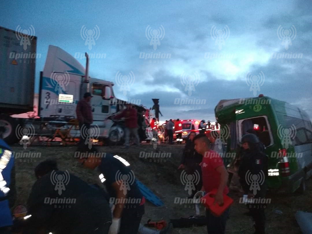 Trailer destroza camioneta de transporte de personal: 14 heridos