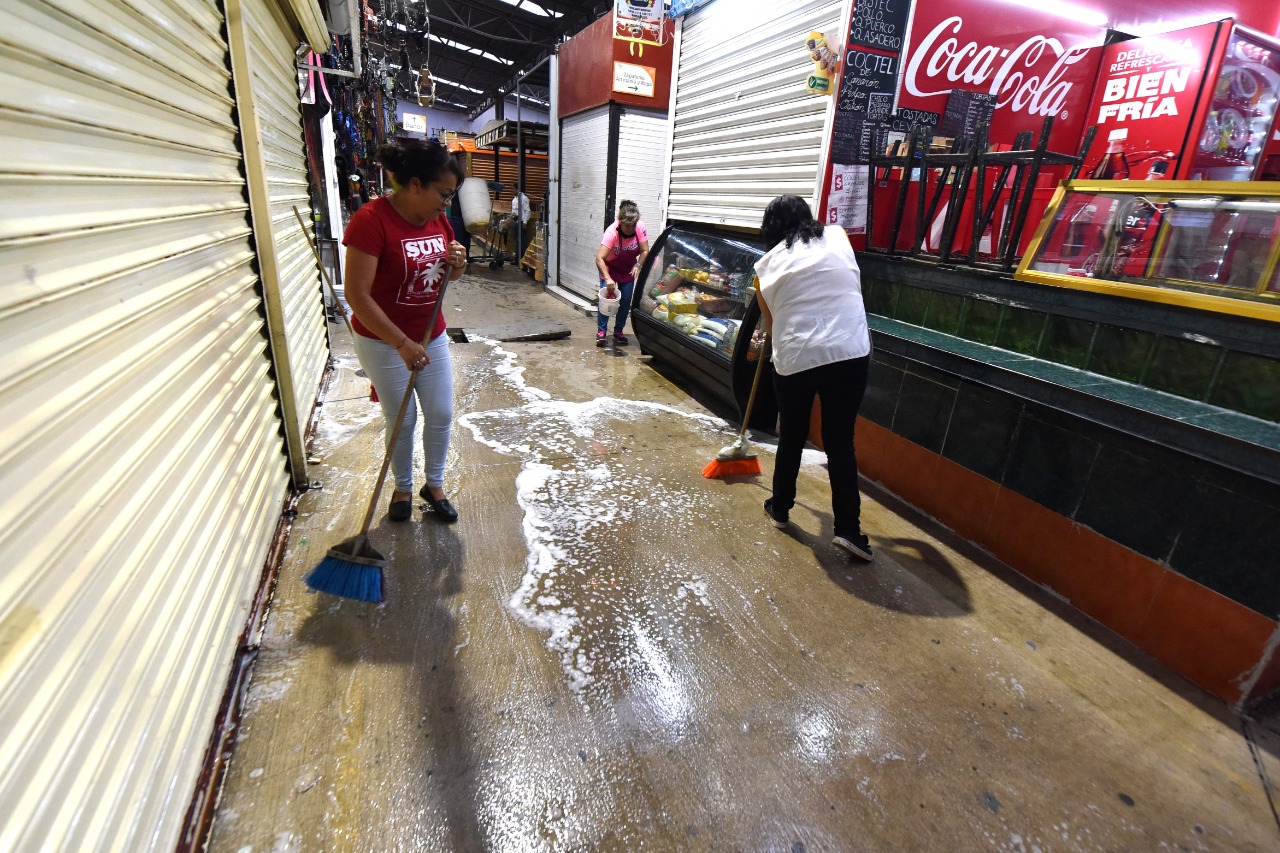 Comerciantes del Mercado Hidalgo realizan sanitización de locales; piden que sólo acuda una persona a realizar compras