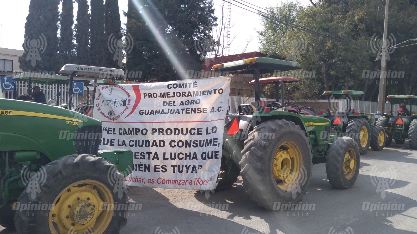 Ante cobros excesivos de la CFE, protestan campesinos con todo y tractores