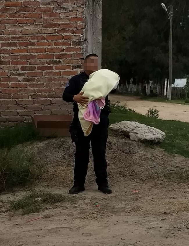 Rescatan policías municipales a bebita recién nacida que fue abandonada en caja de cartón